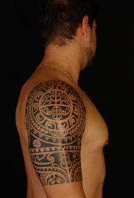 大臂波利尼西亚风格黑色图腾纹身图案