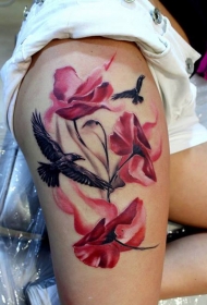 红色的罂粟花和黑乌鸦大腿纹身图案