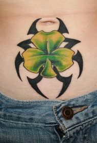 绿色的三叶草与部落图腾纹身图案
