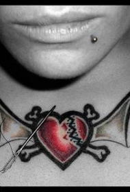 胸部蝙蝠和破碎的心形纹身图案