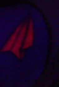 纸飞机红色隐形纹身图案