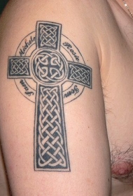 手臂凯尔特十字架红色纹身图案