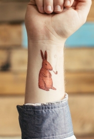 手腕卡通橙色野兔与烟草管纹身图案