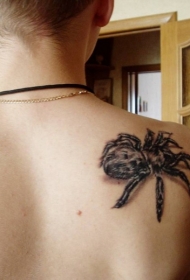 肩部超逼真的黑色蜘蛛纹身图案
