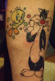 腿部卡通黑猫和小鸭子纹身图案