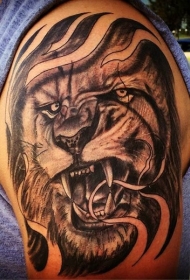 大臂传统黑白邪恶狮子头纹身图案