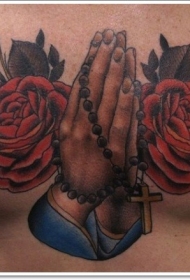 小臂手绘祈祷双手与玫瑰纹身图案
