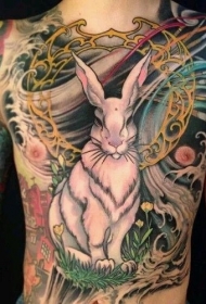 胸部彩色兔子与各种饰品和花卉纹身图案