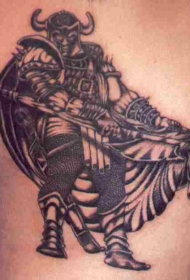 长战袍的维京战士黑灰纹身图案