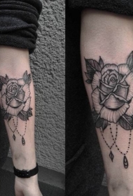 手臂简单的黑色雕刻风格玫瑰花纹身图案