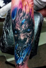 手臂黑色和蓝色恶魔纹身图案