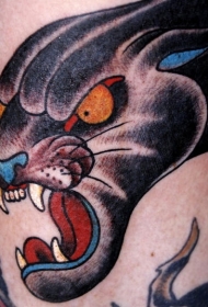 传统的咆哮黑豹纹身图案