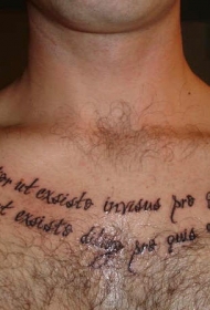 男性胸部拉丁语字母纹身图案
