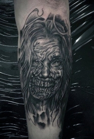 小臂恐怖的黑白怪物女人纹身图案