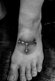脚背简单的黑色点刺星座符号纹身图案