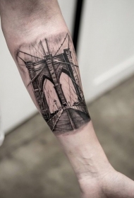 手臂写实风格黑色旧桥纹身图案