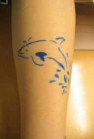 漂亮的蓝色线条海豚纹身图案