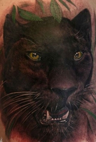 精彩的黑豹和绿叶纹身图案