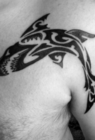 肩部波利尼西亚风格黑色邪恶鲨鱼纹身图案