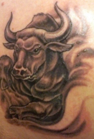 愤怒的黑色公牛纹身图案