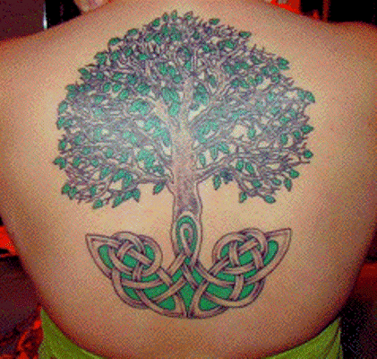 背部绿色的大树和凯尔特结纹身图案