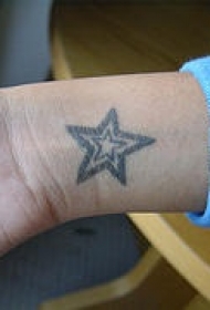 手腕上的黑色线条星星纹身图案