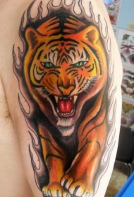 黑色火焰中的老虎彩绘纹身图案