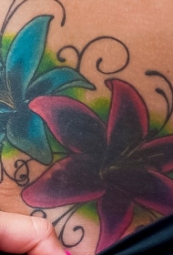 蓝色和紫罗兰色热带花卉腹部纹身图案