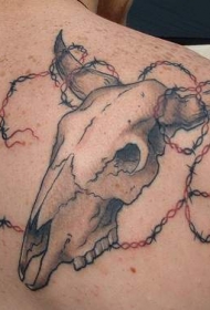 背部钢丝绳和公牛颅骨纹身图案