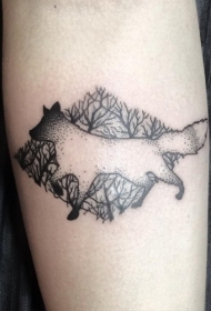 小臂黑暗森林中狐狸的黑白点刺纹身图案