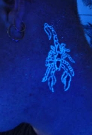 颈部蝎子荧光纹身图案