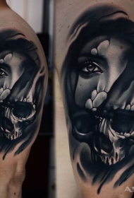 大臂恐怖风格黑白妇女脸和骷髅纹身图案