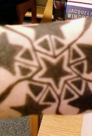 手臂黑色星星组合纹身图案