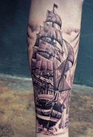 非常逼真的黑白帆船小腿纹身图案