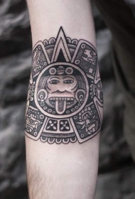 小臂经典的黑色玛雅平板纹身图案