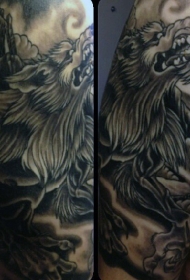 大臂黑灰风格狼人纹身图案