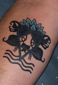 黑心心形符号与莲花纹身图案