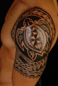 大臂黑色波利尼西亚风格乌龟纹身图案