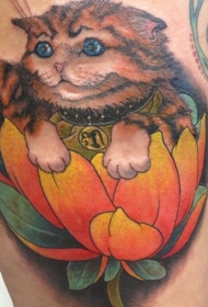 大腿好看的招财猫和花卉纹身图案