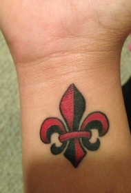 红色和黑色百合花纹章手腕纹身图案