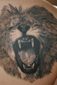 咆哮的狮子胸部纹身图案