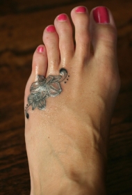 脚背精致的黑色兰花纹身图案