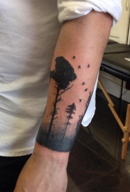 手臂简单的黑色森林与鸟类纹身图案