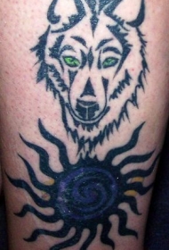绿眼睛的狼和深蓝色的太阳纹身图案