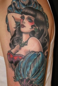 手臂性感的黑发女郎和蓝色羽毛纹身图案