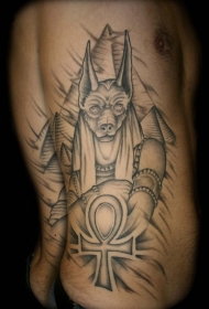 侧肋巨大的黑色阿努比斯神和金字塔纹身图案