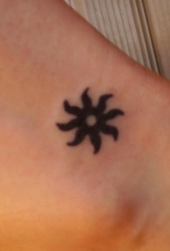 部落黑色小太阳纹身图案