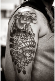 大臂华丽的黑色印度人像与狮子纹身图案