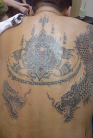 背部佛教人物与龙纹身图案