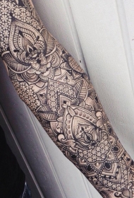 手臂华丽黑白巴洛克风格梵花纹身图案